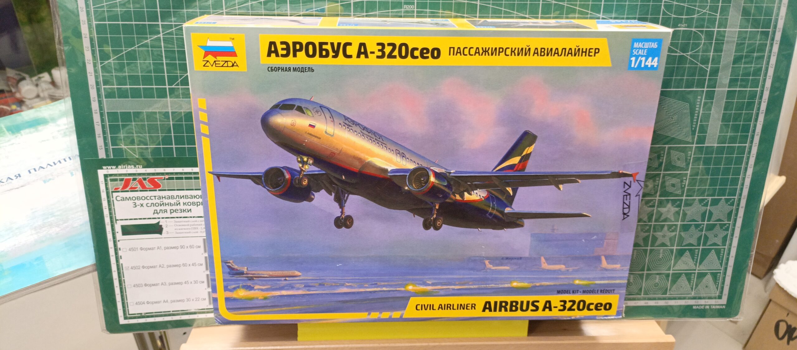 7003 Аэробус A-320 ceo Пассажирский авиалайнер 1/144 Звезда