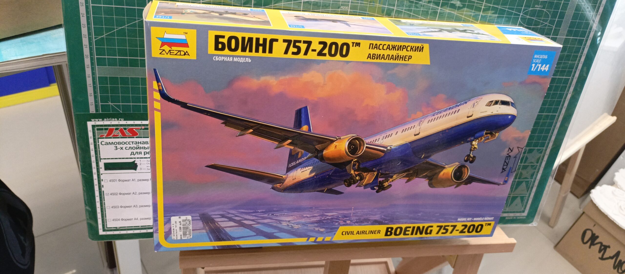 7032 Боинг 757-200 Пассажирский авиалайнер 1/144 Звезда