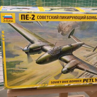 4809 Пе-2 Советский пикирующий бомбардировщик 1/48 Звезда